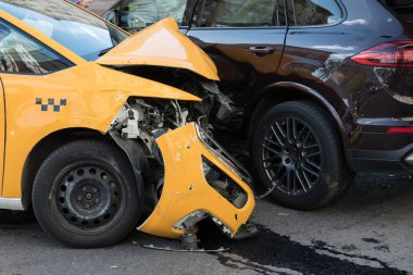 Moskova, Rusya - 14.05.19: Şehir merkezinde araba ve taksi priemlimogo Porsche içeren kaza