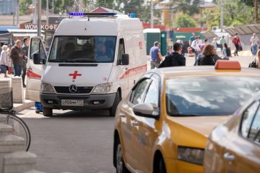 Moskova, Rusya - 27.05.19: Ambulans taksi arabaları ve kursk istasyonunda yürüyen insanların arka planda