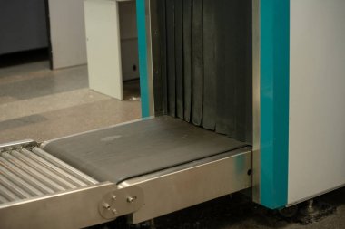 Havaalanı ya da tren istasyonundaki X-Ray kamera tarayıcısı.