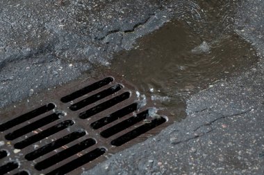 Bir fırtına su kanalizasyon sistemi içine akan yağmur. Şiddetli yağmur sırasında sokak yağmursuyu drenaj.