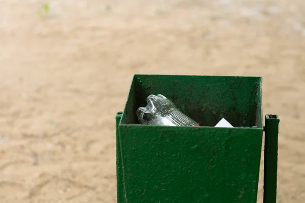 Botol plastik di tempat sampah hijau — Stok Foto