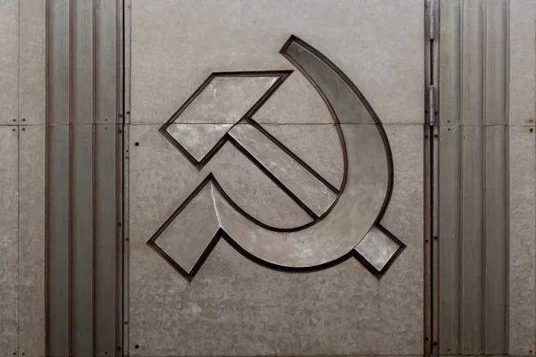 Símbolos oxidados de la Unión Soviética. Martillo y hoz . — Foto de Stock