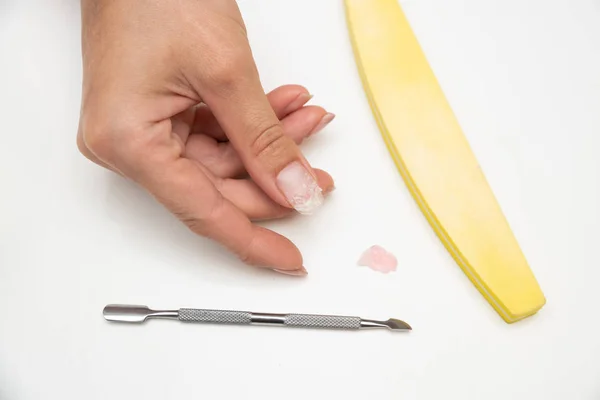 Hardware removal of the old shellac from the nails in the salon by the master — Stock Photo, Image