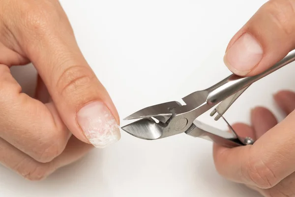 Hardware removal of the old shellac from the nails in the salon by the master — Stock Photo, Image