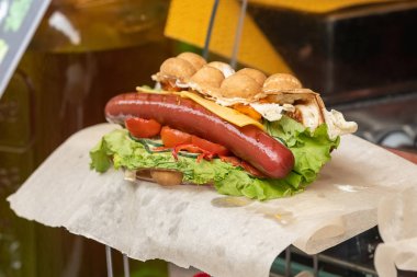Sahanda yumurta ve sosis dilimleri ahşap masa, closeup ile lezzetli kabarcık gözleme