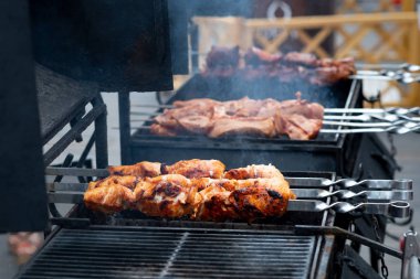 lezzetli Barbekü kebap ızgara açık ızgara, açık mutfak. Şehirde yemek Festivali. lezzetli yemekler şiş üzerinde kavurma yiyecek-mahkeme. Yaz pikniği
