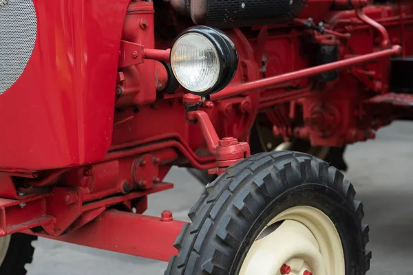 Een gedetailleerde close-up van een oude rommelige rode Vintage trekker motor. Luchtkoeling dieselmotor vervuild in olie-en dieselbrandstof. Delen van de eenheid landbouwmachines met rood roestig carrosserie. Oliefilter. — Stockfoto