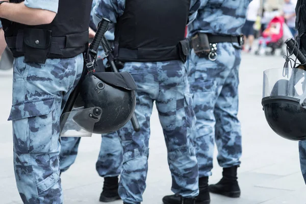 Отряд полиции в шлемах, бронежилетах и дубинках крупным планом — стоковое фото