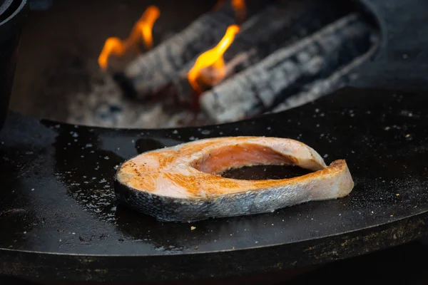 Peixe de salmão grelhado com vários legumes na grelha flamejante — Fotografia de Stock