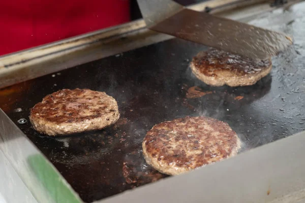 Costeletas de carne fresca em uma frigideira . — Fotografia de Stock