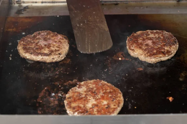 Costeletas de carne fresca em uma frigideira . — Fotografia de Stock