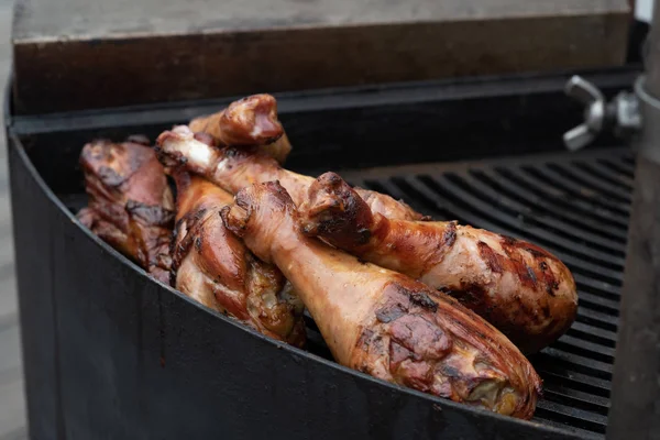 Barbecue Turkije benen op de grill — Stockfoto