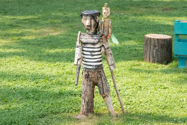 Escultura de madera hecha a mano de abedul en el fondo de la hierba en el Parque — Foto de Stock