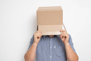 Kafasında kimliğini gizleyen bir kutu olan isimsiz bir adam.