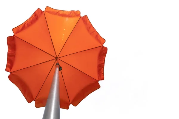 Πορτοκαλί ομπρέλα παραλίας απομονωμένη σε λευκό. Συμπεριλαμβάνεται η διαδρομή αποκοπής. Αντιγραφή χώρου — Φωτογραφία Αρχείου