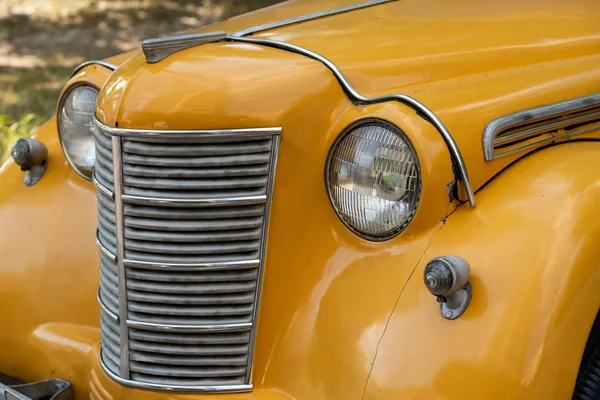 Antike Retro-gelbe Auto Nahaufnahme — Stockfoto