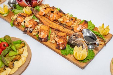 Kabloları ile benzersiz bir göz yanılsaması oluşturmak tavandan aşağıya birçok Işık Ampüller.