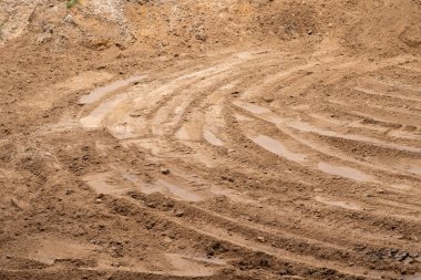 Kumda sırt inşaat ekipmanları izleri. Bulanıklıkta arka plan.