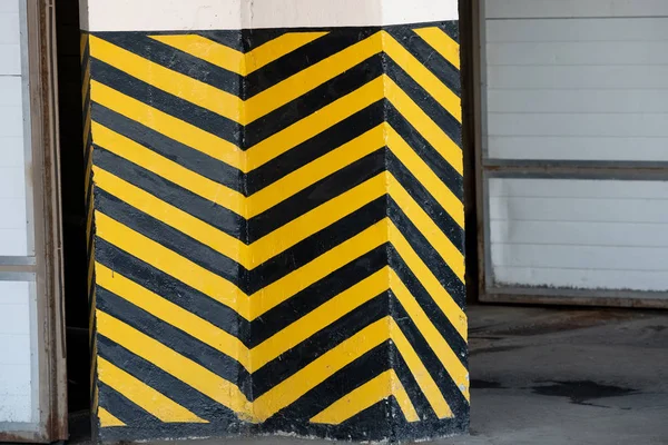 Black and yellow striped markings as a danger warning — Stock Photo, Image