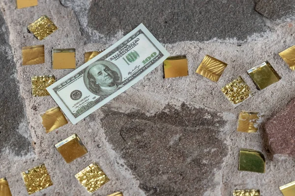 Χάθηκαν χαρτονομίσματα στο δρόμο. Η έννοια του χαμένου χρήματος. — Φωτογραφία Αρχείου