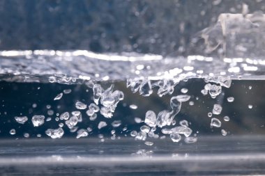 Su sıçrama hava kabarcıkları ile mavi beyaz su arka planda dökme