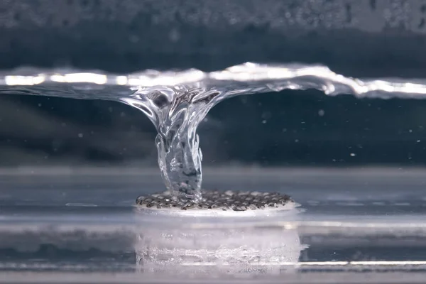 Pembentukan corong ketika mengalirkan air close-up — Stok Foto