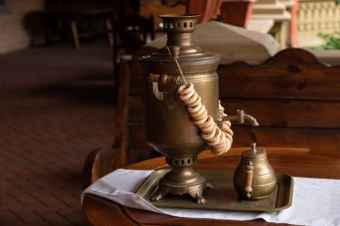 Rus geleneksel çay içme: bir semaver, kurutma ve bardak tutacağında çay