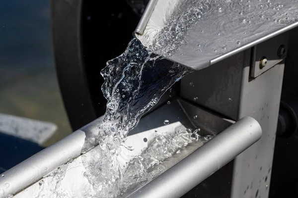 The flow of water flows down the metal drain — Stock Photo, Image