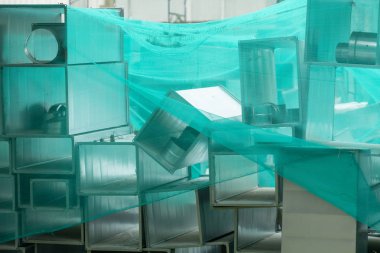 Çelik dikdörtgen borular, endüstriyel klima sistemi kanallarının inşası için parçalar.