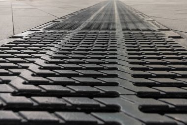 drenaj kırmızı ve sarı kiremit ile döşenmiş, kaldırımda drenaj