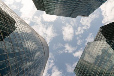 Ortak modern iş gökdelenler, yüksek katlı binalar, mimari gökyüzüne yükselterek, güneş. Finansal, ekonomi kavramları.