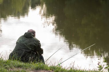 Gölde kamuflaj lı balıkçı