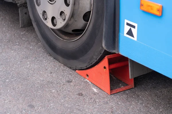 otobüs tekerleği altında tekerlek takoz. Toplu taşıma nın işleyişinde güvenlik