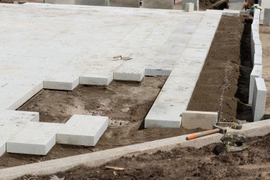 Yol sokaklarda çalışıyor. Taşlar ve zeminde kaldırım levhaları. Sokaklarda yeniden yapılanma. Kaldırımların onarımı. Beton.