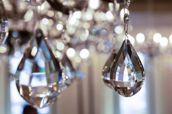 Elementi di un lampadario di cristallo primo piano — Foto Stock