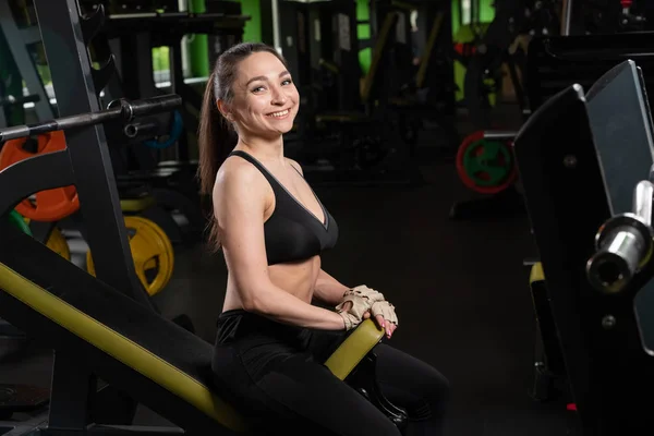 Imagen de cerca de la atractiva mujer en forma en el gimnasio — Foto de Stock