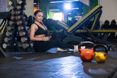 Genç atletik kadın içme suyu içinde jimnastik salonu.