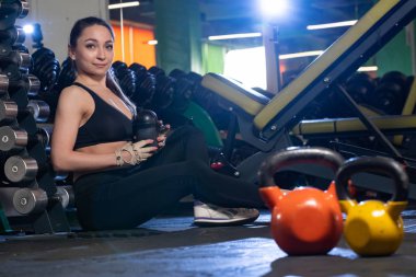 Genç atletik kadın içme suyu içinde jimnastik salonu.