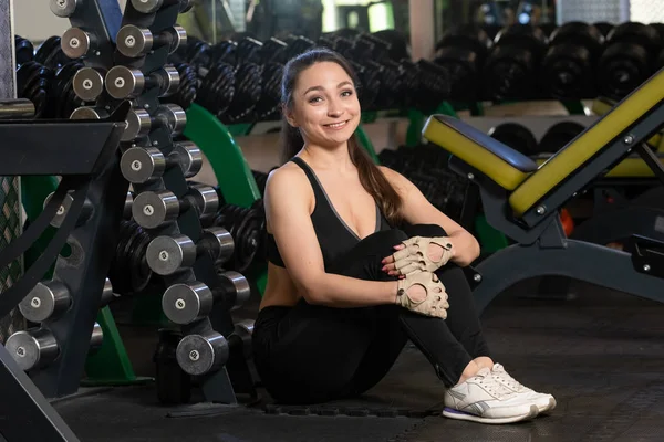 Imagen de cerca de la atractiva mujer en forma en el gimnasio — Foto de Stock