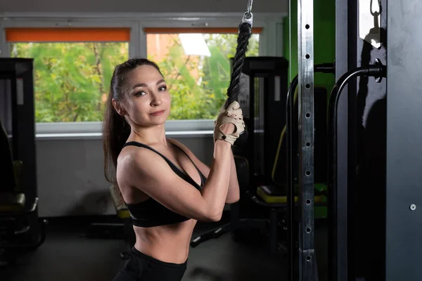 Nő fiatal fitness edzés gyakorlat-gép kábel Crossover végre tornaterem, vízszintes fénykép — Stock Fotó