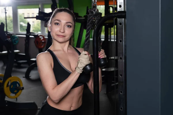 Nő fiatal fitness edzés gyakorlat-gép kábel Crossover végre tornaterem, vízszintes fénykép — Stock Fotó
