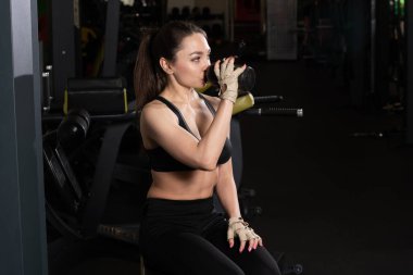 Genç atletik kadın içme suyu içinde jimnastik salonu.