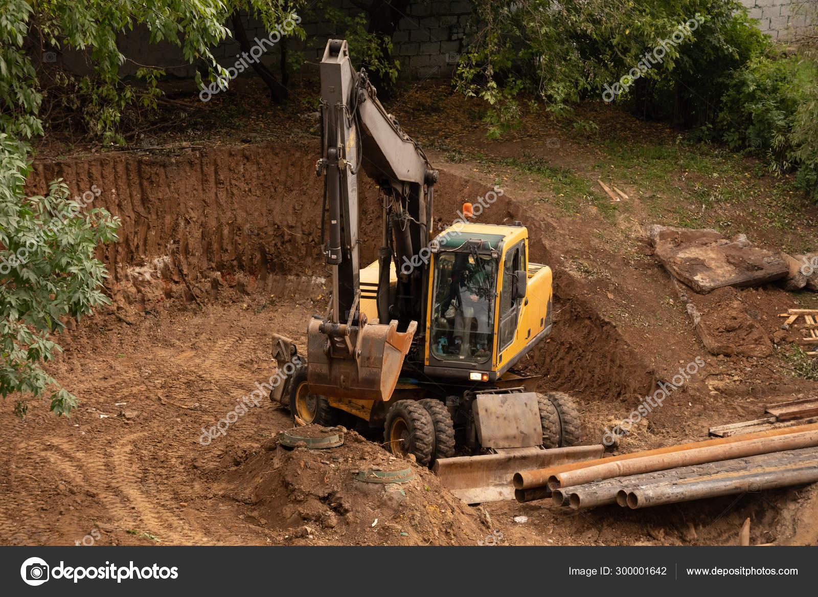 Retroexcavadora, excavadora excavando una zanja, trabajo de excavadora