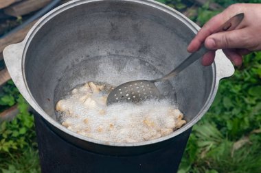 Bir kazanda pilav pişirme süreci