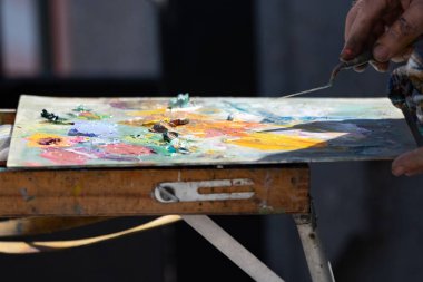 Sanatçının paleti, yakın çekim. Ön seçici odak. Arka plan resmi.