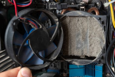 İçinde toz olan eski bilgisayar sistemi soğutucusu. Bilgisayar bilgisayar işlemcisinin üzerindeki toz, bilgisayar dosya parçasıyla birlikte..