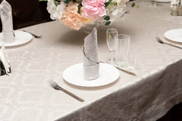 Um buquê de flores em vaso em mesas servidas no casamento. conceito de banquete — Fotografia de Stock