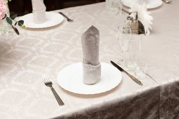 Tafel op een luxe bruiloft receptie. Mooie bloemen op tafel. Serveerschalen, glas-glazen, werken obers, — Stockfoto