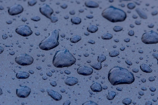 Hujan tetes pada logam biru menutup permukaan — Stok Foto