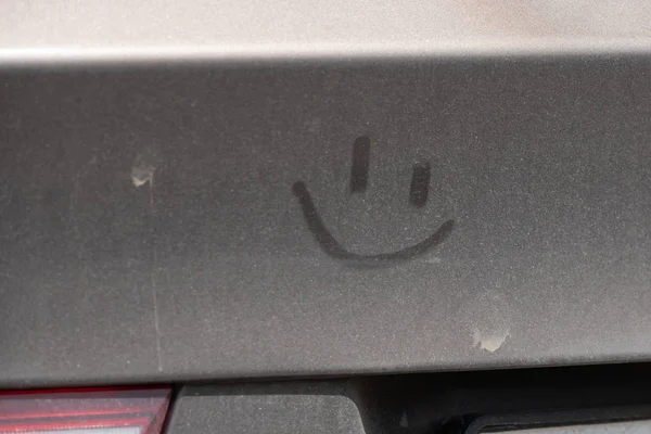 Smiley gezicht op een vuile stoffige auto — Stockfoto